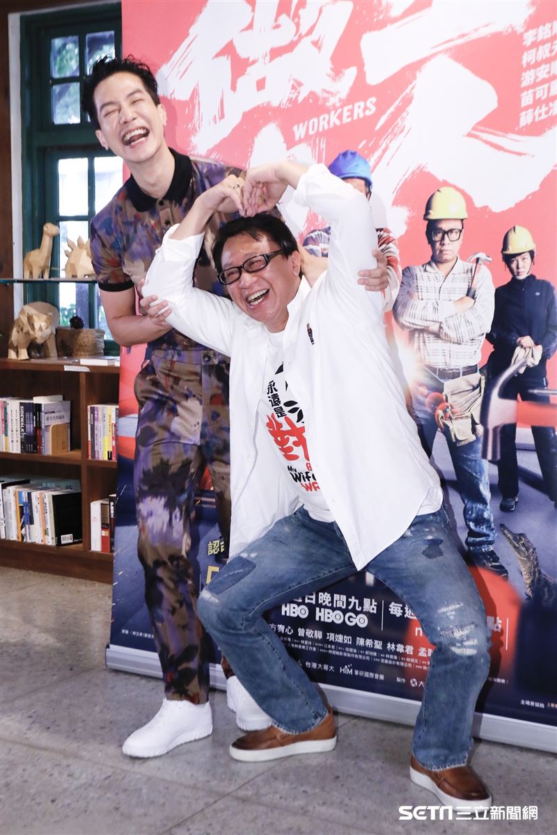 游安順和薛仕凌演出工人超到位。（圖／記者林聖凱攝影）