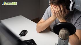 名家專用／NOW健康／長時間盯著電視、電腦、手機螢幕，導致白內障的罹病年齡下降。(勿用)
