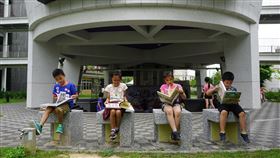 金湖國小出專刊　記錄新校舍點滴（1）金門縣金湖國小斥資新台幣近3億元興建的新校舍共包含5大建築，落成至今近半年，校方最近出版紀念專刊，記錄新校舍從興建到落成啟用的點滴，學童坐在其中一棟建物「悅揚樓」前開心瀏覽專刊。中央社記者黃慧敏攝　109年5月29日