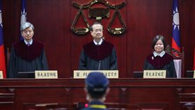 通姦罪經判定違憲　即起失效（1）司法院大法官會議做出釋字第791號解釋，身兼大法官的司法院長許宗力（中）率所有大法官，29日下午在憲法法庭公開宣示釋憲結果，刑法第239條通姦罪及刑事訴訟法第239條但書「對於配偶撤回告訴者，其效力不及於相姦人」規定違憲，立即失效。中央社記者裴禛攝　109年5月29日