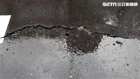 台北市興隆路三段因連日大雨出現裂痕。（圖／翻攝畫面）