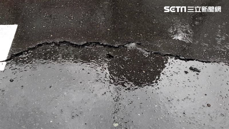 連日大雨路面隆起　北市驚傳沼氣外洩