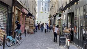 解封後街道恢復生機  餐廳營業各出奇招法國解封進入第三週，街道逐漸恢復熱鬧。恢復營業的巴黎餐廳依規定只能提供外帶或外送，部分店家封住店門口，讓民眾在外點餐。中央社記者曾婷瑄巴黎攝　109年5月29日