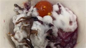 外送餐點踩到大雷！他打開沙拉差點吐…網看傻：以為雪花冰（圖／翻攝自爆廢公社）