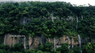 雨後限定！「達娜伊谷」巨石瀑布美翻