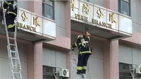 爬梯,雙節梯,消防員,脊椎(翻攝畫面)