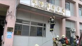 爬梯,雙節梯,消防員,脊椎(翻攝畫面)