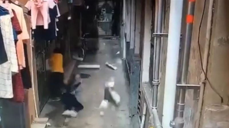 冷氣工人墜樓亡　險砸中女子影像曝光