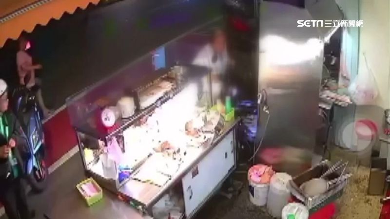 男童下車誤催油門　機車暴衝撞翻油鍋
