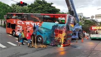 遊覽車誤闖紅毛城斜坡　卡住進退兩難