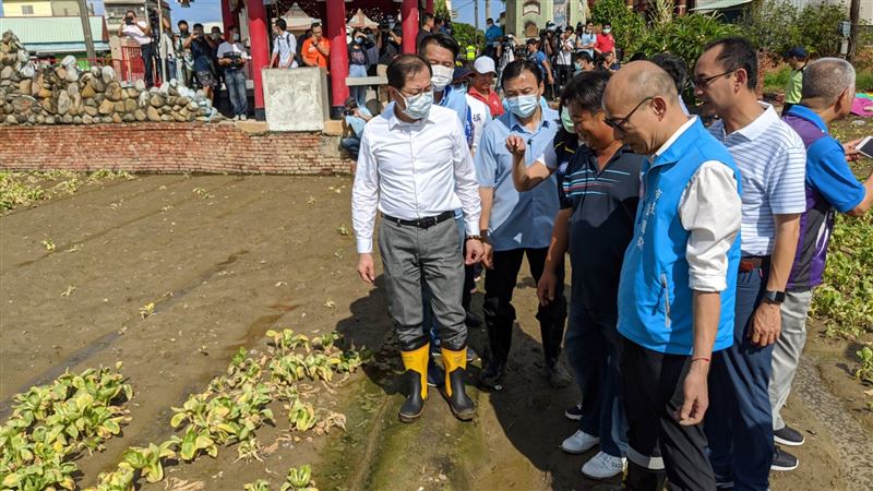 視察農損遇攔路陳情　韓國瑜驚吐這句