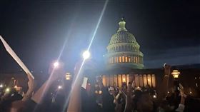 民眾在華府白宮外抗議（圖／翻攝自推特）