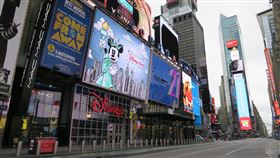 紐約防疫商家普遍停業  時報廣場陷蕭條紐約州政府為防止武漢肺炎疫情惡化，強迫非民生必需類商家停業，業者紛紛解聘或放員工無薪假。圖為美東時間3月31日時報廣場蕭條景象。中央社記者尹俊傑紐約攝  109年5月21日