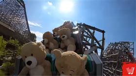 泰迪熊搭乘雲霄飛車上下擺動。（圖／翻攝自YouTube）