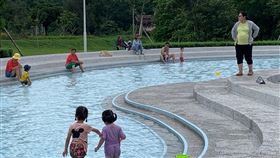台南山上花園水道博物館戲水池重新開放台南山上花園水道博物館日前因水情不佳暫時關閉戲水池，因近日梅雨挹注，水庫進水豐沛，30日再度啟用，適逢週末加上疫情趨緩，吸引不少親子前來戲水。（水道館提供）中央社記者張榮祥傳真　109年5月30日