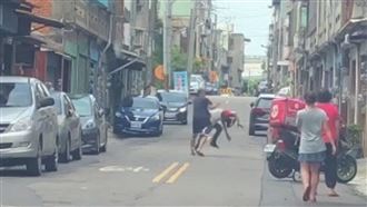 對決片曝光！外送員、騎士當街開打