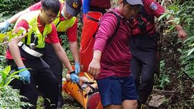 大南澳越嶺古道登山客失去意識　送醫不治宜蘭縣消防局30日獲報，大南澳越嶺古道有一名黃姓男登山客途中身體不適，失去意識及呼吸，隨即派員前往救援，並以電話指導隨同友人先行急救，消防人員到場後接手並將黃男緊急送醫，但仍宣告不治。（宜蘭縣消防局提供）中央社記者沈如峰宜蘭縣傳真　109年5月30日