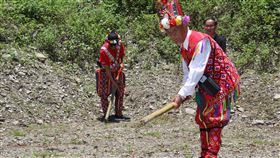 台東卑南族利嘉部落傳統集會所動土台東縣卑南鄉利嘉部落傳統聚會所巴拉冠（Palakuwan），經地方長年爭取及土地協商，30日終於舉行動土典禮，現場由長老手持竹子，依循傳統挖土3次後，宣告正式動工。（台東縣政府提供）中央社記者盧太城台東傳真　109年5月30日