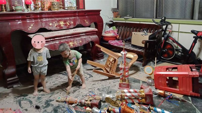 2兄弟大玩香灰拆房…網：公嬤顯靈了