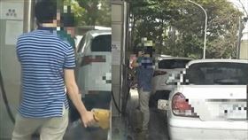 台中男邊講手機邊加油／翻攝自臉書爆料公社