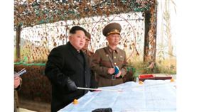 ▲朝鮮北韓金正恩視察時，李成國（右）一旁解釋。（圖／截自韓國媒體）