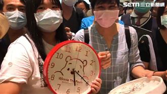 她樂拿時鐘給時中 店家見嘸部長傷心
