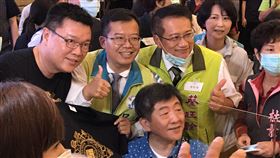 ▲陳時中台南行晚宴自助餐受到粉絲包圍拍照。（圖／記者花芸曦攝影）