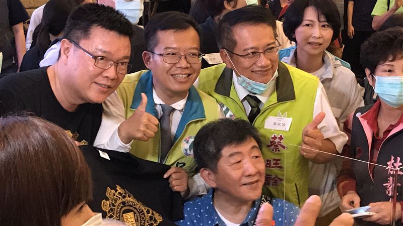 狂找陳時中拍照　英雄宴變粉絲見面會