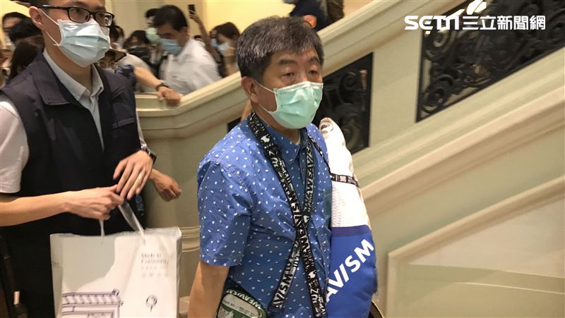 阿中「背虱目魚」賣萌　粉絲擠爆搶看