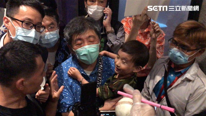 苦等2小時　只為了跟阿中部長抱抱