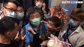 苦等2小時　只為了跟阿中部長抱抱