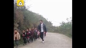 貴州,走路,學生,上學,護送,老師(梨視頻)
