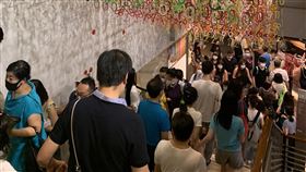 誠品敦南熄燈倒數　民眾湧入告別誠品敦南店31日將迎來最後一天營運，30日適逢週末假日好天氣，不少民眾把握時間前往店內走走，向書店道別。中央社記者王心妤攝　109年5月30日