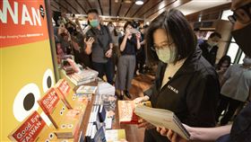 誠品敦南將熄燈　蔡總統重溫逛書店時光（1）總統蔡英文27日下午利用行程空檔，赴誠品敦南店，重溫過去逛書店的時光。（總統府提供）中央社記者葉素萍傳真 109年5月27日