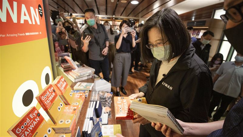 總統謝謝敦南誠品　籲買書挺文化產業