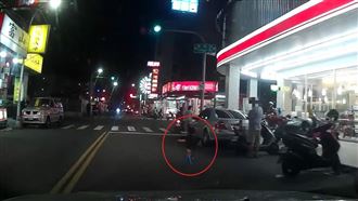 幼童衝出跑馬路上　駕駛急煞怒譙家長