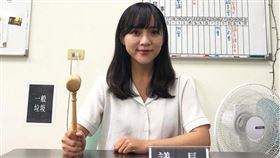 高雄市議員黃捷，拍下舉起法槌的照片。（圖／翻攝自IG）