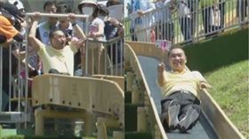 侯友宜體驗滾輪滑梯