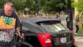 「弓箭瞄準」示威群眾！美男挨揍「嘆無辜」：他們先攻擊
圖／翻攝自推特