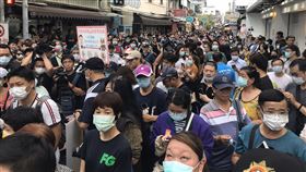 ▲陳時中到訪台南國華街民眾擠爆。（圖／記者花芸曦攝影）