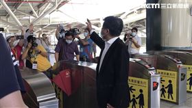 阿中趕場不喊累！25分鐘抵台中向「軍艦案」影響商家致意（圖／記者花芸曦攝影）