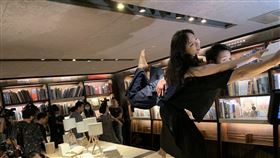 台灣首位太陽馬戲團前首席舞者張逸軍領銜演出「書店裡的舞蹈」。（圖／記者陳宜加攝影）