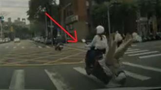 痛啊！被載沒抓好…車往前騎她後空翻