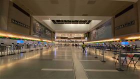 疫情衝擊美國航空業疫情影響下，美國航空業受到衝擊，圖為冷清的洛杉磯國際機場。中央社記者林宏翰洛杉磯攝  109年5月26日