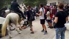 ▲休士頓騎警踐踏抗議市民。（圖／翻攝自推特）