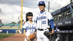 吳以涵,開球,游霆崴（東森提供）