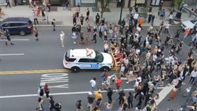 美國,紐約市,警車,佛洛伊德,示威者（圖／翻攝自推特@yashar）