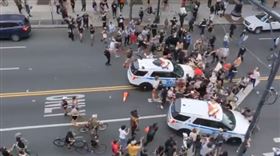 美國,紐約市,警車,佛洛伊德,示威者（圖／翻攝自推特@yashar）
