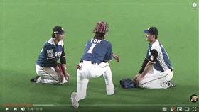 ▲陽岱鋼帶著西川遙輝、大谷翔平在外野進行會議。（圖／翻攝自太平洋聯盟TV）