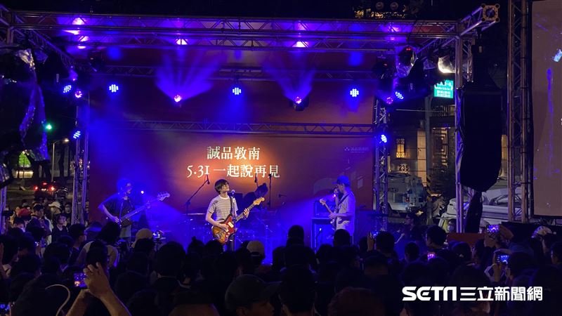 歌聲中倒數　陳昇獻唱揮別誠品敦南